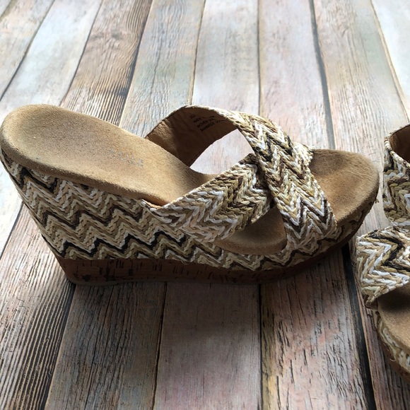 Volatile Sandal - Picture 2 of 7